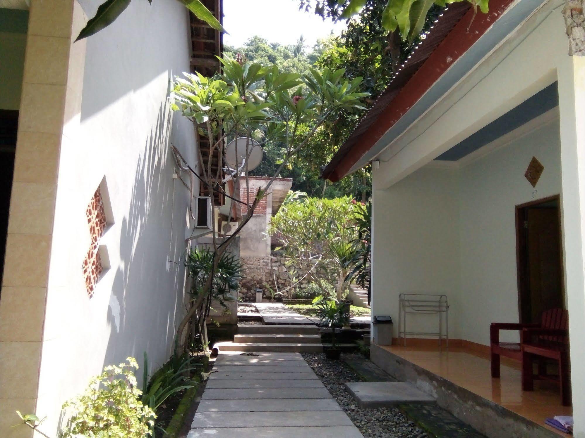 Family Garden Homestay Mangsit Exterior photo