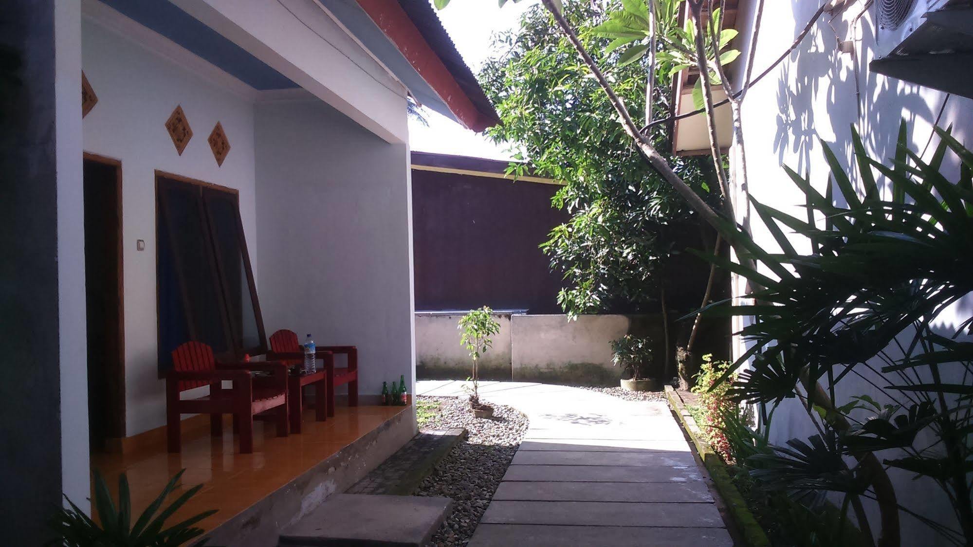 Family Garden Homestay Mangsit Exterior photo